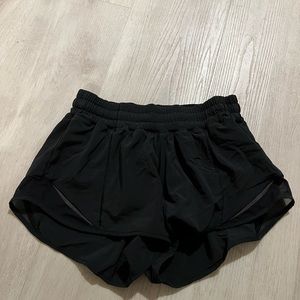 Lululemon Black hotty hot 2.5” shorts size 4